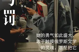拍了两年北京地铁上的读书人，如今他们戴口罩读书的样子真美图片