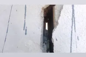 果然视频｜泰安：人行道上围墙裂口子，墙缝透光，最宽裂开5厘米视频封面
