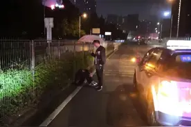 一个电话救人一命！男子凌晨醉卧快车道险象环生，幸好遇到了他……图片
