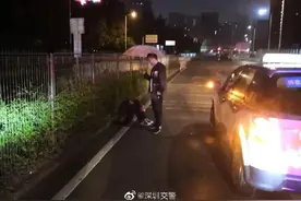 一个电话救人一命！男子凌晨醉卧快车道险象环生，幸好遇到了他……图片