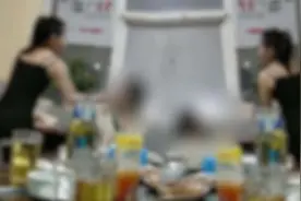 2分钟扇了50个耳光！19岁女孩殴打15岁女孩图片