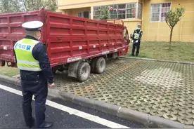严查！这辆非法改装车竟长达6米图片