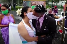 疫情期间的特殊婚礼：哥伦比亚夫妇收容所内成婚，隔着口罩亲吻对方图片