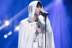 翩翩公子！张艺兴台上演唱身着白袍温润如玉图片