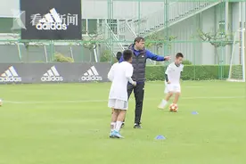 为了青训！当年被喊“空心萝卜”的范大将军重回根宝基地图片