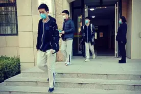消毒、巡视、暖心提醒 青岛九中宿管阿姨为学生住宿安全保驾护航图片