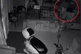 深夜，萧山街头一男子用屁股撞门半小时！接下来的事情令人瞠目结舌图片