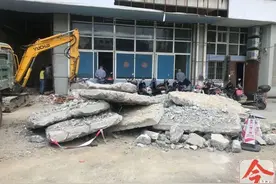 金盛广场一楼门面挖地1米深，钢筋已外露，下面就是车库！居民们担心极了图片