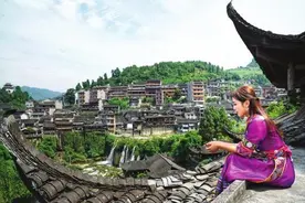 中国这么多古镇，只有一个悬挂于瀑布上，她就是芙蓉镇图片