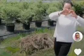 70后村花开直播卖花 月入3万元图片