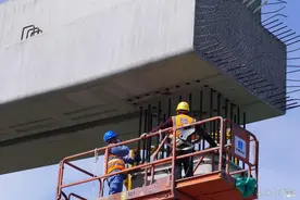 济宁内环高架项目任城大道首片盖梁吊装完成，11月具备通车条件图片