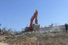 泰安新泰市依法拆除四处违法建筑图片
