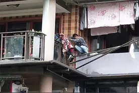 险！七旬老人意外跌出阳台，装修工人翻窗营救图片