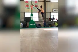 29秒丨张国伟迷之操作！以脚扣篮致敬乔丹图片