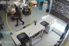 荷兰警方公布梵高画作被盗视频：小偷用大锤砸破两扇玻璃门图片