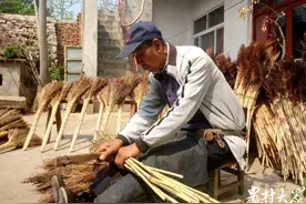 一把老笤帚，这位老人“扎”了65年图片
