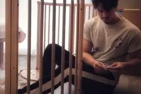 罗仲谦跪地组装婴儿床 杨怡笑称享受女皇般的生活图片