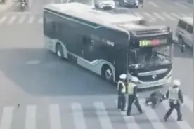 违法骑车被查，老人当街撒泼钻公交车底视频封面