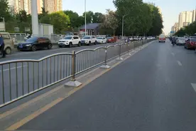 郑州路中间交通护栏这边忙着拆除，那边忙着安装，是咋回事？图片