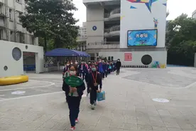 杭州市区一小学放学，校门口看不到一个家长！最近为了平安开学，大家都想尽办法...图片