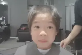 杜江带儿子剃寸头笑出声 嗯哼表情可爱超搞笑图片