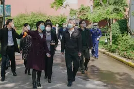 确保复学复课有序安全！余旭峰实地检查学校开学准备工作图片