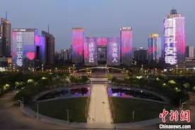 （南京建邺楼宇上演灯光秀“点亮城市”图片