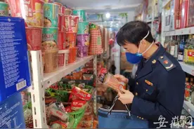 记者探访省城小学周边：“五毛辣条”过期了还在卖图片