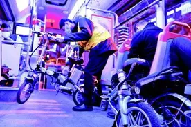 从冷清到热闹：济南深夜公交，代驾小哥又来“包场”了图片