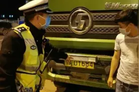 车牌上装强光灯“闪瞎”电子眼，交警：严处图片