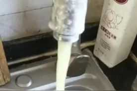 河北广宗有村庄自来水起泡沫有异味！供水管网被混入不明酸类物质图片