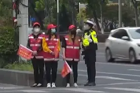 南京：考驾照前须先站岗执勤2小时视频封面