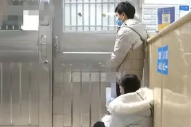 贵州一女婴家中睡觉时被不明动物咬伤，头面部伤口深已见骨，家属：住地近海鲜市场图片