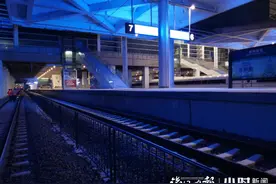 震撼！200名“小黄人”凌晨杭州火车南站集结，南站通车时间也有消息了图片