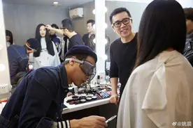 姚晨晒工作照大赞化妆师唐毅：像温柔的魔化师图片