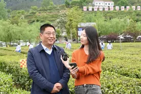 湖北保康县长“带货直播”销售“大山珍宝”图片