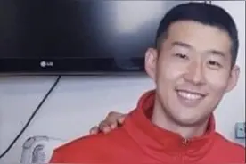 孙兴慜军训照曝光！剃成小平头 红衣憨笑 编号139图片