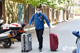 阔别74天，援武汉爸爸第一次拥抱新生儿子图片
