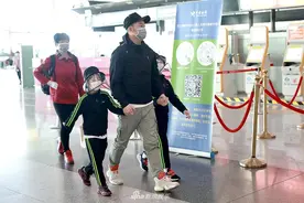 沙溢带儿子赶早班机 安吉小鱼儿穿兄弟装乖巧可爱似双胞胎图片