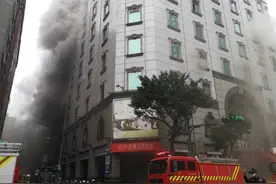钱柜KTV大火24人被困 有顾客悬吊窗外欲跳楼逃生图片
