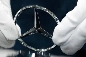 奔驰的面罩、法拉利的呼吸器……F1各大车队停赛中转型抗疫图片