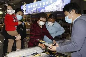 3500余种进博会同款商品五五折起？价目表记者拍下来了……图片