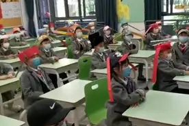 杭州小学生戴“一米帽”上课，网友：原来大宋如此讲究图片