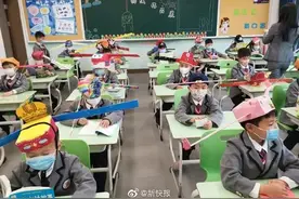 开学第一天，杭州小学生戴一米帽萌翻朋友圈图片