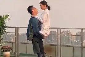 《亲爱的戎装》路透曝光 黄景瑜李沁树袋熊抱图片
