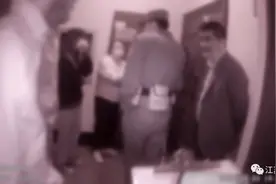 孕妻被邻居吵到失眠，丈夫怒而反击！结果全楼的人来了…图片