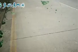 贵阳沙冲路一地碎玻璃 交警出手帮扫“雷”图片