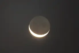 高清今晚可见“金星”合“弯月”图片
