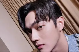卡粉男孩！许凯深夜晒收工照 脱妆难挡侧颜帅气图片