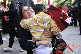 30名驰援武汉陕西女狱警回家 3岁半儿子一眼认出妈妈图片